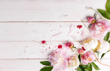 Pembe ve beyaz peonies rustik ahşap arka plan üzerinde çarpıcı. Uzay kopyalayın. Doğum günü, anne, Sevgililer, kadınların düğün günü kavramı.