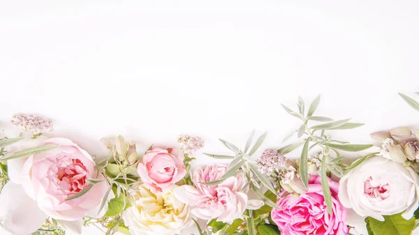 Hermosa Rosa Inglesa Composición Ramo Flores Sobre Fondo Blanco Tarjeta —  Fotos de Stock