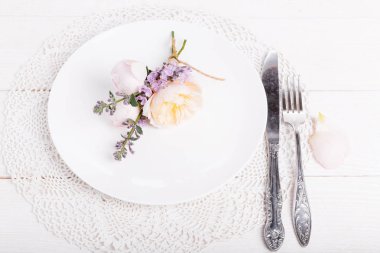 Çatal bıçak takımı, İngilizce gül ve Beyaz ahşap masa kalpler ile Sevgililer günü Festival Tablo ayarı. Metin için yer. Üstten Görünüm, düz yatıyordu.