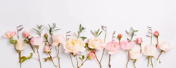 Festival çiçek İngilizce kompozisyon beyaz zemin üzerine yükseldi. Ek yükü üstten görünüm, düz yatıyordu. Uzay kopyalayın. Doğum günü, anne, Sevgililer, kadın, düğün günü kavramı.