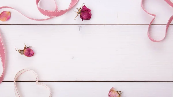 Dos corazones mágicos de cinta en el fondo de madera, concepto de San Valentín — Foto de Stock