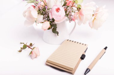 Tatil kartı, güzel taze pembe İngilizce gül, Hediyelik, defter, kalem, kalem beyaz arka plan üzerinde. Doğum günü, anne, kadın, düğün günü kavramı.