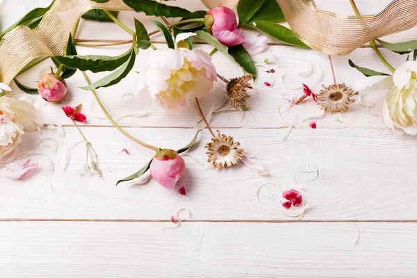 Delicada peonía rosa blanca con flores de pétalos y cinta blanca sobre tabla de madera. Vista superior, posición plana. Copiar espacio. Cumpleaños, Dia de la madre, San Valentín, Mujeres, concepto de día de la boda — Foto de Stock