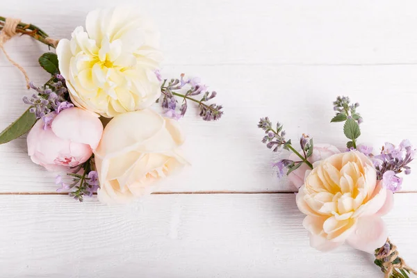 Composición floral festiva sobre fondo de madera blanca. Vista aérea — Foto de Stock