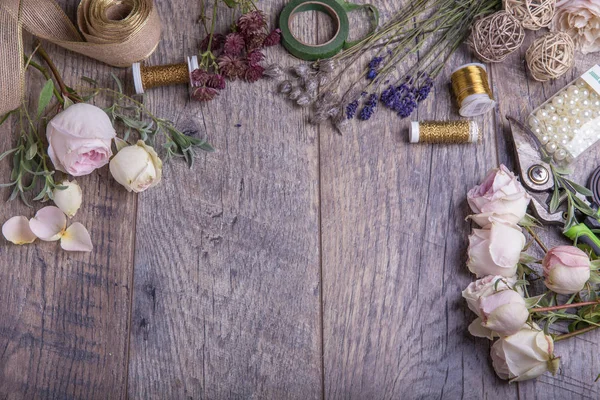 Flores en la mesa de la floristería en floristería — Foto de Stock