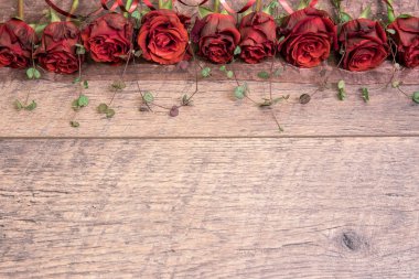 Beyaz ahşap arka planda şenlikli çiçek kompozisyonu. Genel Görünüm