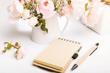 Tatil kartı, güzel taze pembe İngilizce gül, Hediyelik, defter, kalem, kalem beyaz arka plan üzerinde. Doğum günü, anne, kadın, düğün günü kavramı.