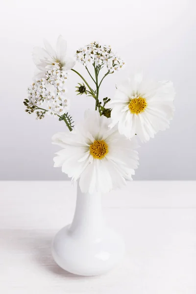 Un mazzo di fiori bianchi su tavole bianche — Foto Stock