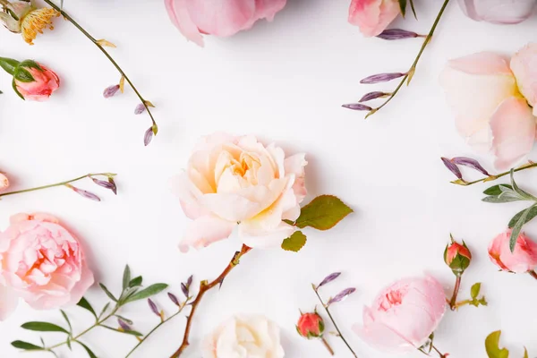 Feestelijke bloemcompositie op de witte houten achtergrond. Bovenaanzicht — Stockfoto