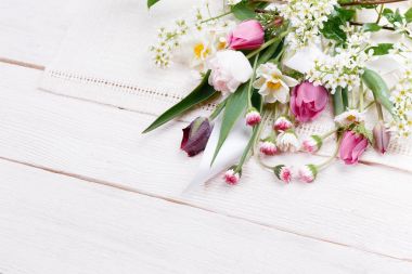 Renkli bahar çiçek kopya alanı ile yaratıcı desen yaptı. En az tarzı. Düz yatıyordu.