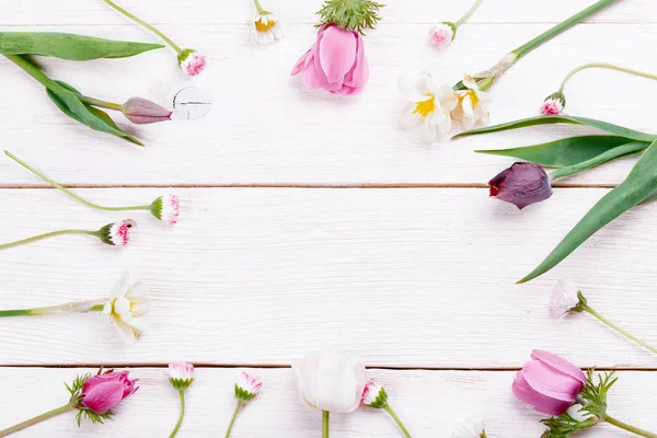 Patrón creativo hecho de flores de primavera de colores con espacio de copia. Estilo mínimo. Puesta plana . —  Fotos de Stock