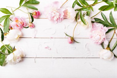 Yaprakları çiçek ve ahşap tahta üzerinde beyaz kurdele ile hassas beyaz pembe Şakayık. Ek yükü üstten görünüm, düz yatıyordu. Uzay kopyalayın. Doğum günü, anne, Sevgililer, kadın, düğün günü kavramı