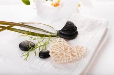 Spa resort terapi kompozisyon. Yanan mumlar, taşlar, havlu, soyut ışıklar