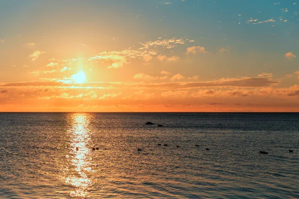 Panorama de hermosa puesta de sol en el mar báltico . — Foto de Stock