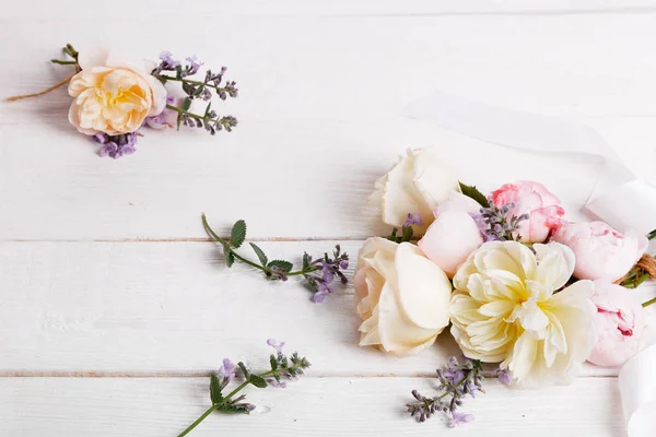 Composición floral festiva sobre fondo de madera blanca. Vista aérea — Foto de Stock