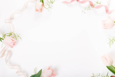 Çiçek kompozisyon. Beyaz arka plan üzerinde pembe çiçek çerçeve yaptı. Sevgililer günü. Düz yatıyordu, en iyi görünümü.