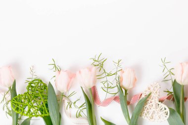 Çiçek kompozisyon. Beyaz arka plan üzerinde pembe çiçek çerçeve yaptı. Sevgililer günü. Düz yatıyordu, en iyi görünümü.