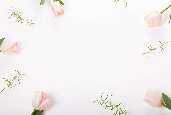 Složení květiny. Rám vyrobený z růžové květy na bílém pozadí. Den svatého Valentýna. Plochá ležel, horní pohled. — Stock fotografie