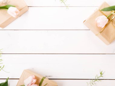 Çiçek kompozisyon. Beyaz arka plan üzerinde pembe çiçek çerçeve yaptı. Sevgililer günü. Düz yatıyordu, en iyi görünümü.