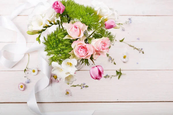 Renkli bahar çiçek kopya alanı ile yaratıcı desen yaptı. En az tarzı. Düz yatıyordu.