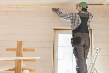 Eko ahşap çerçeve ev odun lifi plakalı termal yalıtım inşaat işçisi. Letonya