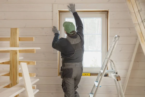 Bauarbeiter wärmeisoliert Öko-Holzrahmenhaus mit Holzfaserplatten. Lettland — Stockfoto