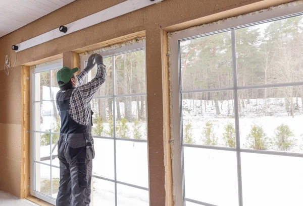 Bauarbeiter wärmeisoliert Öko-Holzrahmenhaus mit Holzfaserplatten. Lettland — Stockfoto