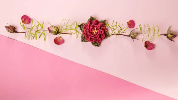Festive flower composition on pink background. Overhead view — Stock Photo, Image