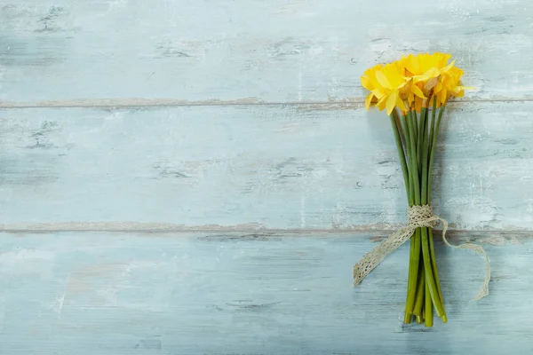 Jarní květinové hranice, krásné čerstvé narcisy květiny, izolované na bílém pozadí. Selektivní zaměření — Stock fotografie