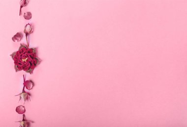 Festival çiçek kompozisyon pembe bir arka plan üzerinde. Üstten Görünüm