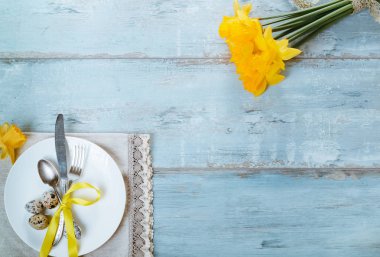 Paskalya sofra nergis ve çatal bıçak takımı ile. Tatil arka plan