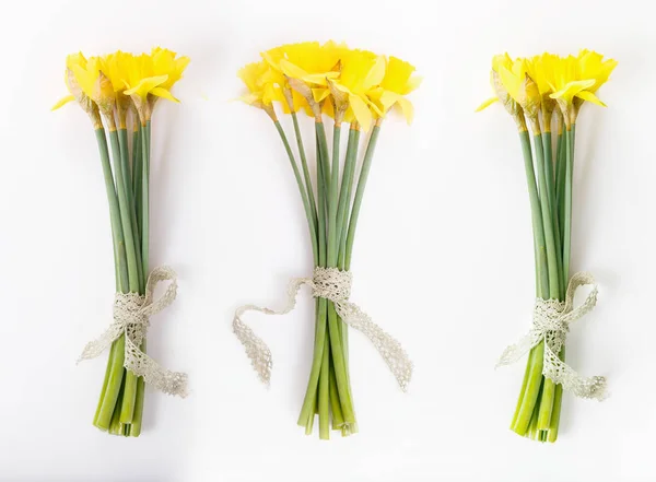 Bordure florale printanière, belles fleurs de jonquilles fraîches, isolées sur fond blanc. Concentration sélective — Photo