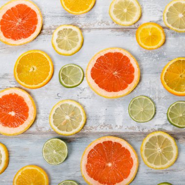 Narenciye beyaz zemin üzerine çerçeve. Düz yatıyordu, en iyi görünüm. Meyve'nın arka plan