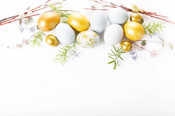 Easter background with Easter eggs and spring flowers. Top view with copy space — Stock Photo, Image