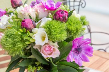 Büyük güzel buket peonies, gül, anemon bir vazoda