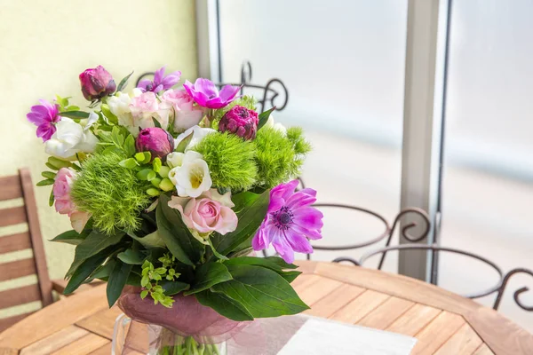 Grand beau bouquet de pivoines, roses, anémones dans un vase — Photo