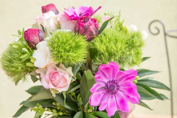 Grand beau bouquet de pivoines, roses, anémones dans un vase — Photo