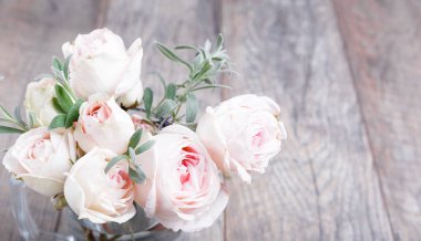 Beyaz ahşap arka planda şenlikli çiçek kompozisyonu. Genel Görünüm