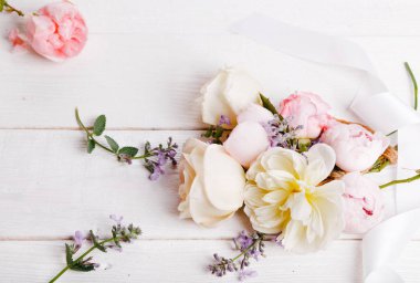 Beyaz ahşap arka planda şenlikli çiçek kompozisyonu. Genel Görünüm