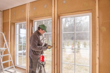 İnşaatı İşi, ahşap bir evde iş bitirme ve lazer çizgi seviyede kullanarak Windows'u yükleme