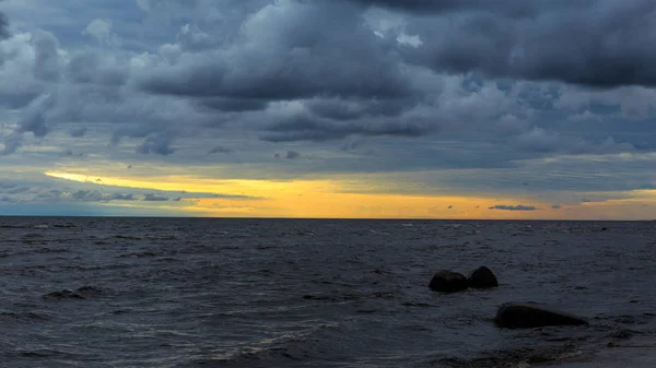 Panorama de hermosa puesta de sol en el mar báltico . — Foto de Stock