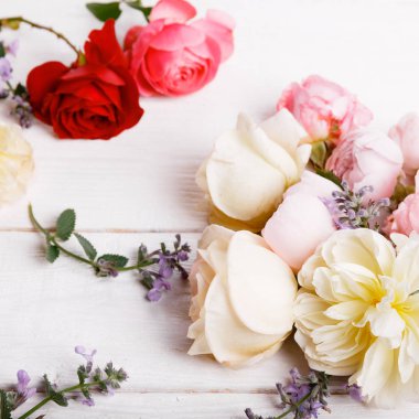 Beyaz ahşap arka planda şenlikli çiçek kompozisyonu. Genel Görünüm