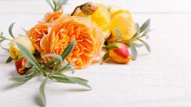 Beyaz ahşap arka planda şenlikli çiçek kompozisyonu. Genel Görünüm