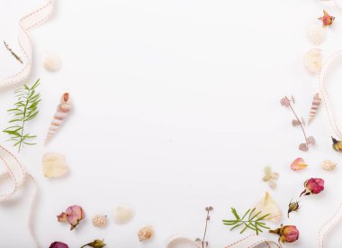 Beyaz ahşap arka planda şenlikli çiçek kompozisyonu. Genel Görünüm