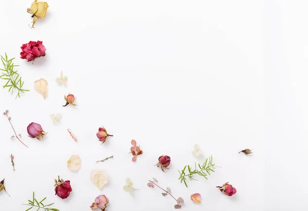 Composición floral festiva sobre fondo de madera blanca. Vista aérea — Foto de Stock