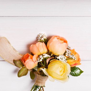 Beyaz ahşap arka planda şenlikli çiçek kompozisyonu. Genel Görünüm