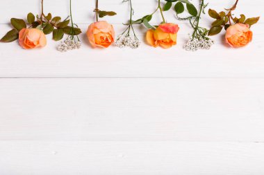 Beyaz ahşap arka planda şenlikli çiçek kompozisyonu. Genel Görünüm