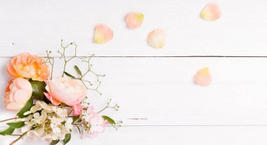 Beyaz ahşap arka planda şenlikli çiçek kompozisyonu. Genel Görünüm