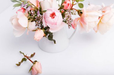 Beyaz ahşap arka planda şenlikli çiçek kompozisyonu. Genel Görünüm