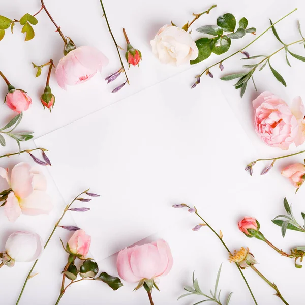 Composición floral festiva sobre fondo de madera blanca. Vista aérea — Foto de Stock